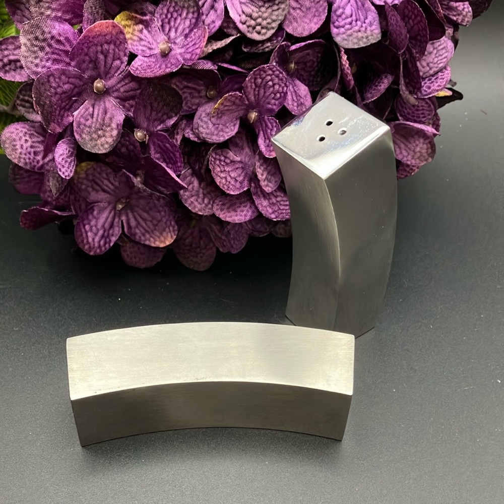 Mid Century Modern Elegance : Salt and Pepper Shakers - Picture 3 of 7